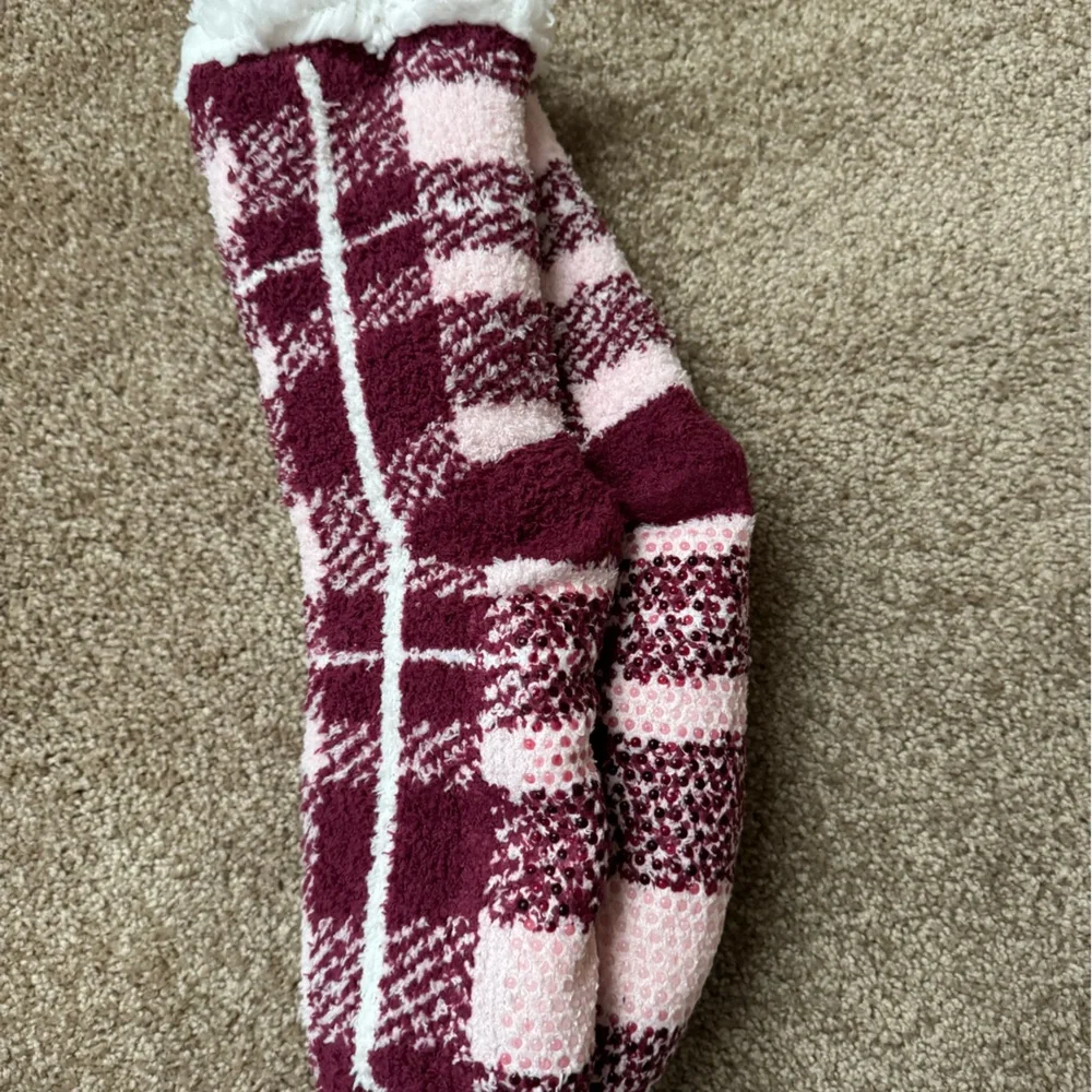 NWT Cuddl Duds Comfort Code Burgundy/Pink/White Sherpa Lined Lounge Socks 4-10